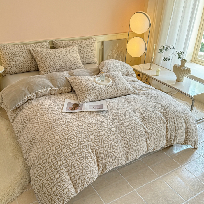 91家纺网 家纺一手货源 找家纺 大境 2024新款8斤A类230克牛奶绒提花烂花四件套床笠款床单款 巴克曼 米灰