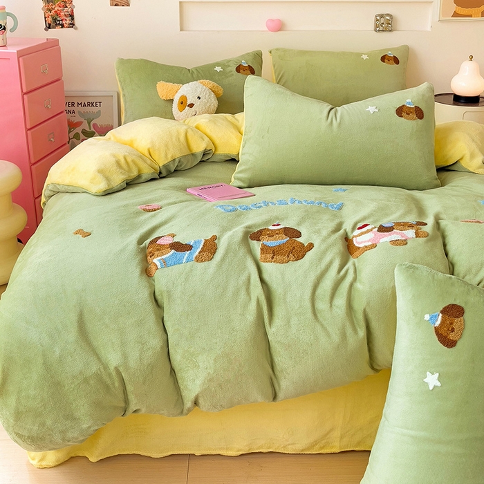 91家纺网 家纺一手货源 找家纺 梦之岛 2024新款牛奶绒卡通毛巾绣四件套腊肠狗 腊肠狗-黄绿