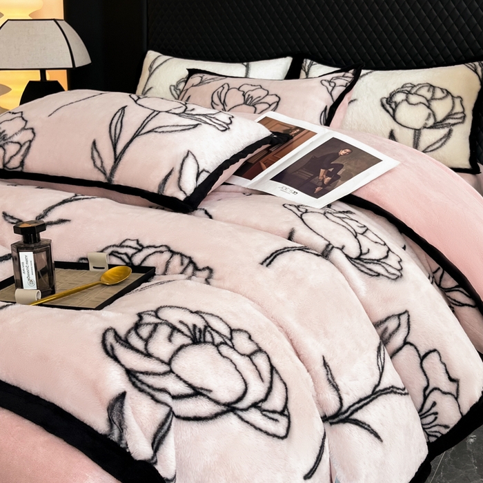 91家纺网 家纺一手货源 找家纺 慕尚家纺 2025新款宽包边高克重兔兔绒牛奶绒加厚保暖法式系列四件套 兔毛-玫瑰-粉