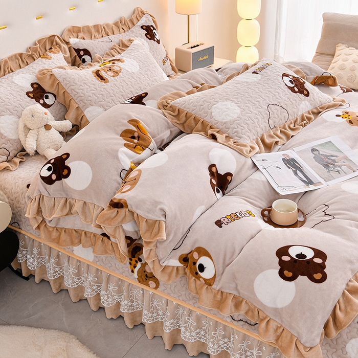 91家纺网 家纺一手货源 找家纺 民新家纺 2025新款牛奶绒印花夹棉床盖四件套 可爱小熊