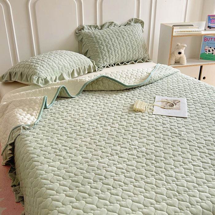 91家纺网 家纺一手货源 找家纺 美梦家纺 2024新款素色牛奶绒花边床盖系列 松野绿