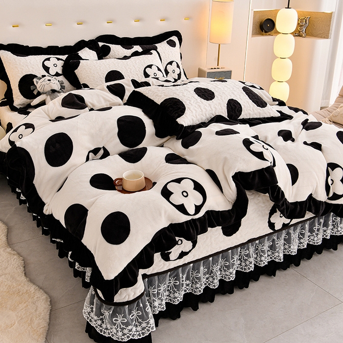 91家纺网 家纺一手货源 找家纺 民新家纺 2025新款牛奶绒印花夹棉床盖四件套 时尚波点