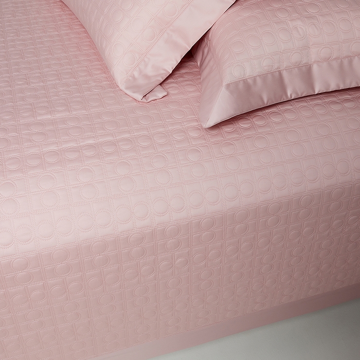 91家纺网 家纺一手货源 找家纺 2024新款设计师款绗缝床盖 粉