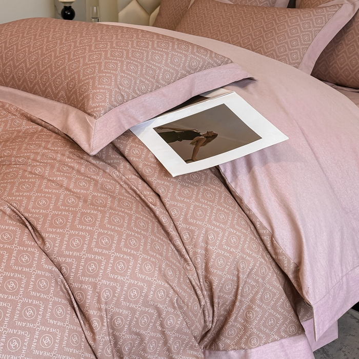 91家纺网 家纺一手货源 找家纺 雲归梦 2024新款全棉纯棉轻奢加厚磨毛拼角工艺四件套 安娜-豆沙红