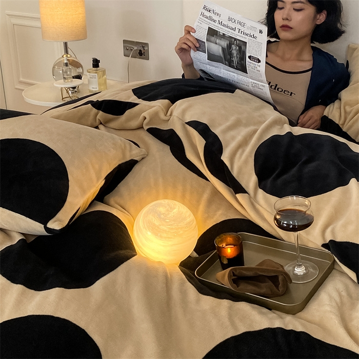 91家纺网 家纺一手货源 找家纺 红粉佳人 2025新款小清新双面牛奶绒四件套黑糖