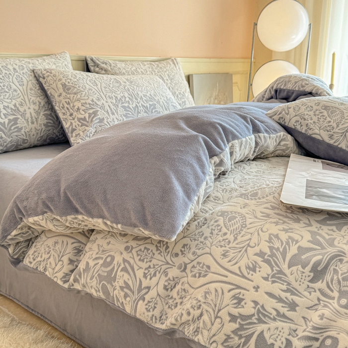 91家纺网 家纺一手货源 找家纺 大境 2024新款8斤A类230克牛奶绒提花烂花四件套床笠款床单款 可可西里 灰蓝