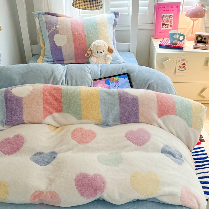 91家纺网 家纺一手货源 找家纺 川悦生活 2024新款立体雪花绒宿舍床笠款三件套四件套 彩虹爱心兰