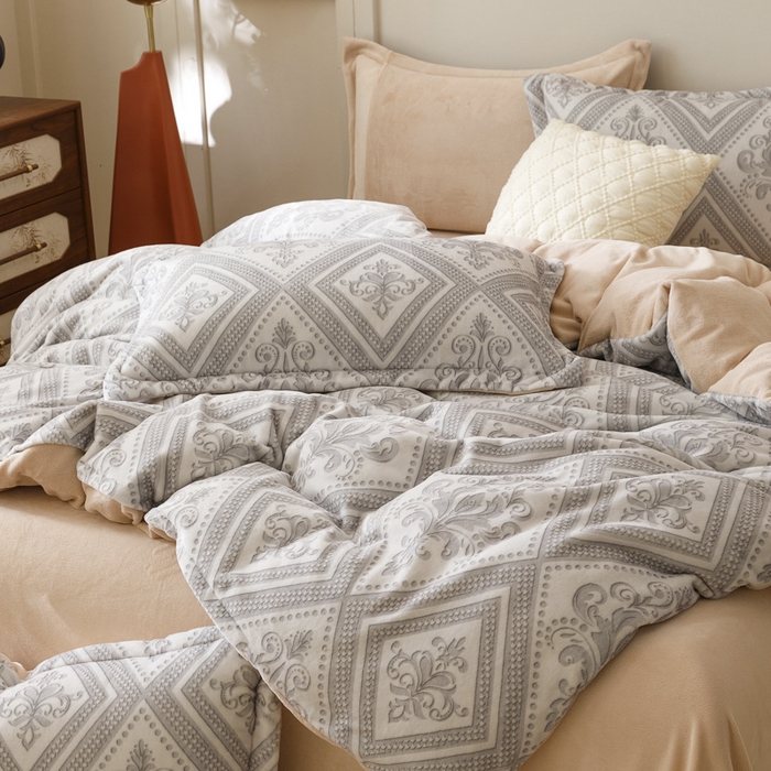 91家纺网 家纺一手货源 找家纺 卡派 2024新款轻奢肌理纹雕花工艺款230克加厚牛奶绒四件套（提供买家秀 ） 法式浪漫-灰