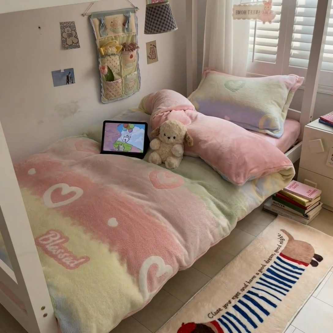 91家纺网 家纺一手货源 找家纺 川悦生活 2024新款立体雪花绒宿舍床笠款三件套四件套 彩虹爱语粉