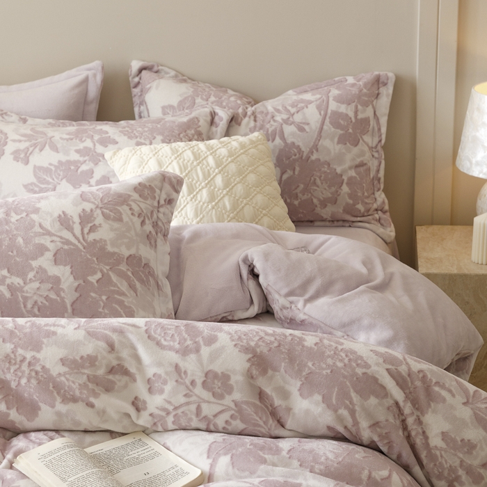 91家纺网 家纺一手货源 找家纺 卡派 2024新款轻奢肌理纹雕花工艺款230克加厚牛奶绒四件套（提供买家秀 ） 曼朵