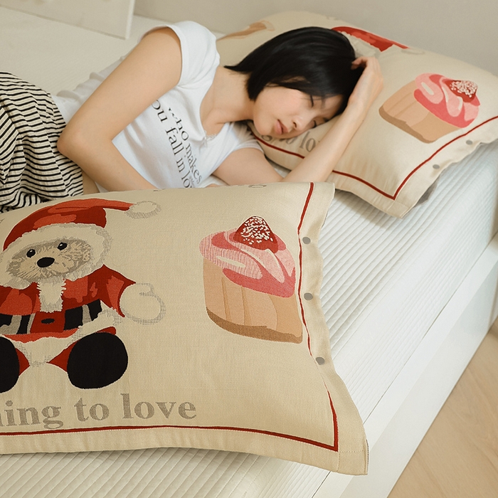 91家纺网 家纺一手货源 找家纺 2024新款全棉四层纱布枕套一对装纽扣款枕套 礼物熊