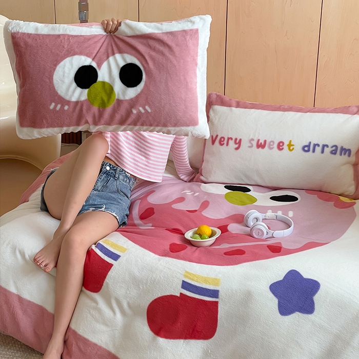 91家纺网 家纺一手货源 找家纺 安哆啦家纺 2024新款兔毛绒大版卡通牛奶绒兔兔绒印花四件套 美味乳酪