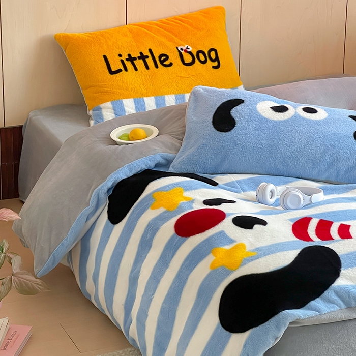 91家纺网 家纺一手货源 找家纺 安哆啦家纺 2024新款兔毛绒大版卡通牛奶绒兔兔绒印花四件套 圣诞狗