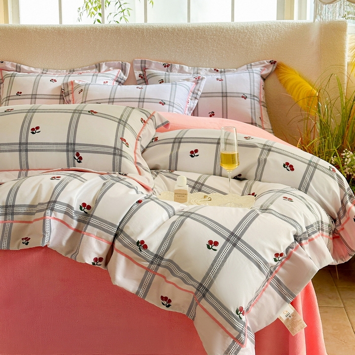 91家纺网 家纺一手货源 找家纺 2025新款A纯棉B牛奶绒四件套13376全棉加绒一字绣宽边轻奢套件-夹棉款 樱桃丸子