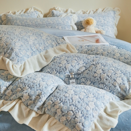 91家纺网 家纺一手货源 找家纺 其奥家纺 2025新款8斤A类230克牛奶绒雕花绒宝宝绒四件套床笠款床单款 曼朵-云水蓝
