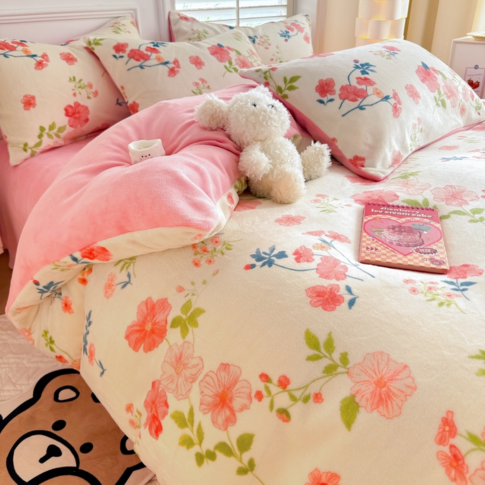 91家纺网 家纺一手货源 找家纺 简宜家居 2025新款牛奶绒印花四件套 清新粉黛