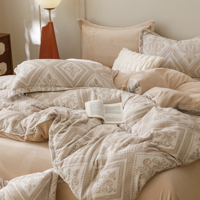 91家纺网 家纺一手货源 找家纺 卡派 2024新款轻奢肌理纹雕花工艺款230克加厚牛奶绒四件套（提供买家秀 ） 法式浪漫-奶咖