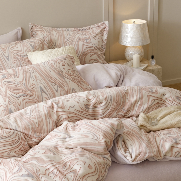 91家纺网 家纺一手货源 找家纺 卡派 2024新款轻奢肌理纹雕花工艺款230克加厚牛奶绒四件套（提供买家秀 ） 晕染-粉