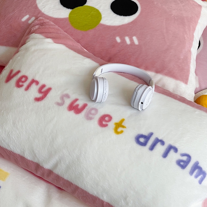 91家纺网 家纺一手货源 找家纺 安哆啦家纺 2024新款兔毛绒大版卡通牛奶绒兔兔绒印花四件套 美味乳酪