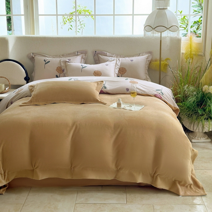 91家纺网 家纺一手货源 找家纺 2025新款A纯棉B牛奶绒四件套13376全棉加绒一字绣宽边轻奢套件-夹棉款 卉雅