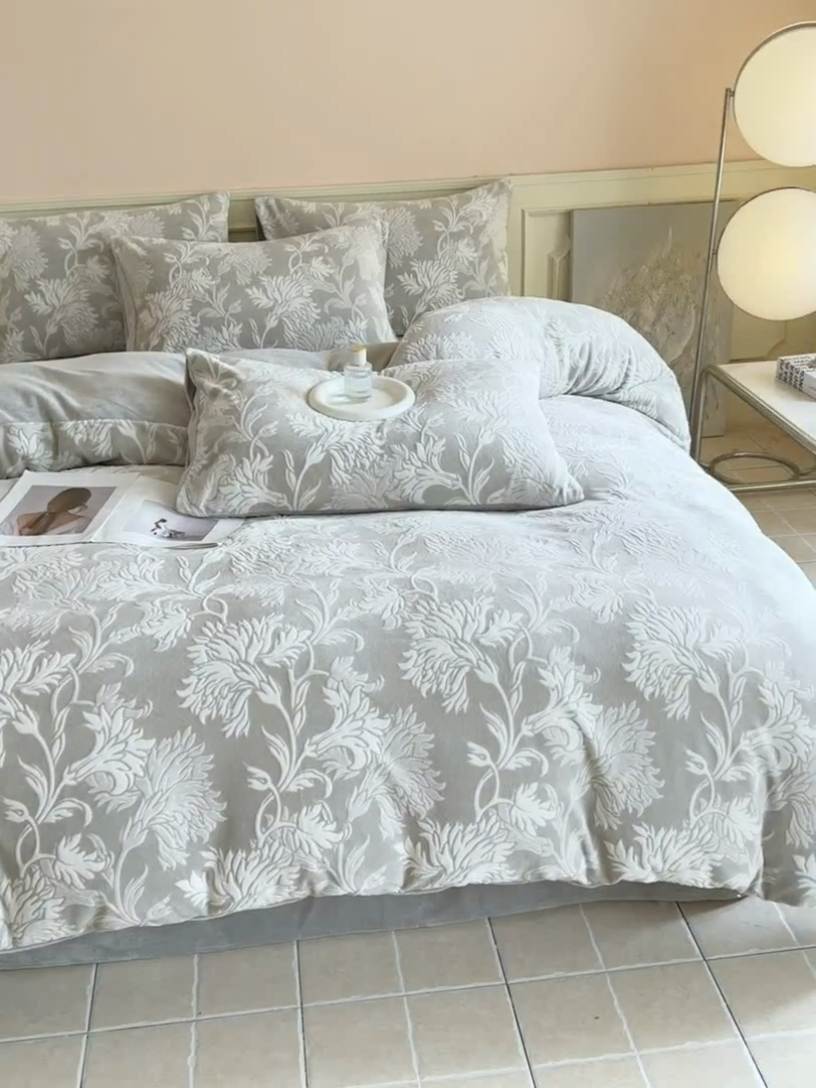 91家纺网 家纺一手货源 找家纺 大境 2024新款8斤A类230克牛奶绒提花烂花四件套床笠款床单款 罗曼 淡灰