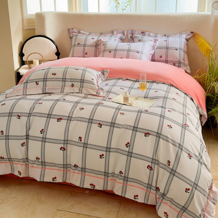 91家纺网 家纺一手货源 找家纺 2025新款A纯棉B牛奶绒四件套13376全棉加绒一字绣宽边轻奢套件-夹棉款 樱桃丸子