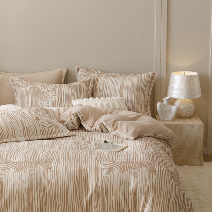 91家纺网 家纺一手货源 找家纺 卡派 2024新款轻奢肌理纹雕花工艺款230克加厚牛奶绒四件套（提供买家秀 ） 条纹斑马-咖