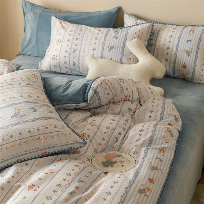 91家纺网 家纺一手货源 找家纺 红粉佳人新款小清新卡通贝壳边三角针棉加绒四件套工艺款牛奶绒四件套皮得兔