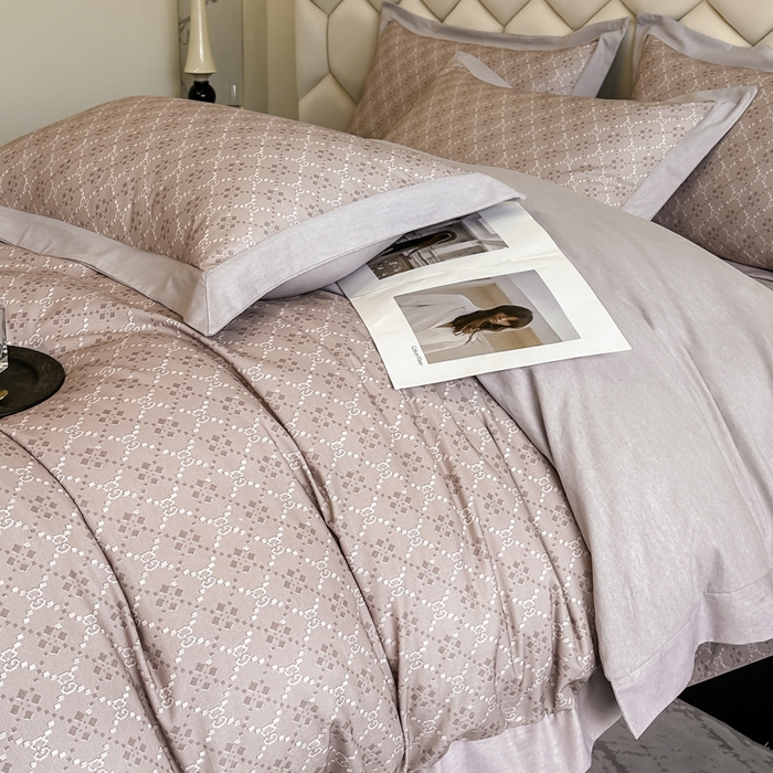 91家纺网 家纺一手货源 找家纺 雲归梦 2024新款全棉纯棉轻奢加厚磨毛拼角工艺四件套 罗薇-卡其灰