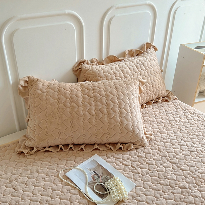 91家纺网 家纺一手货源 找家纺 美梦家纺 2024新款素色牛奶绒花边床盖系列 卡其色