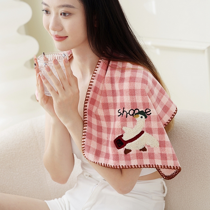 91家纺网 家纺一手货源 找家纺 朴尔家纺-毛巾被 2024新款毛巾绣勾边小格快乐鸭AB版珊瑚绒速吸速干毛巾浴巾 格子快乐鸭-粉毛巾