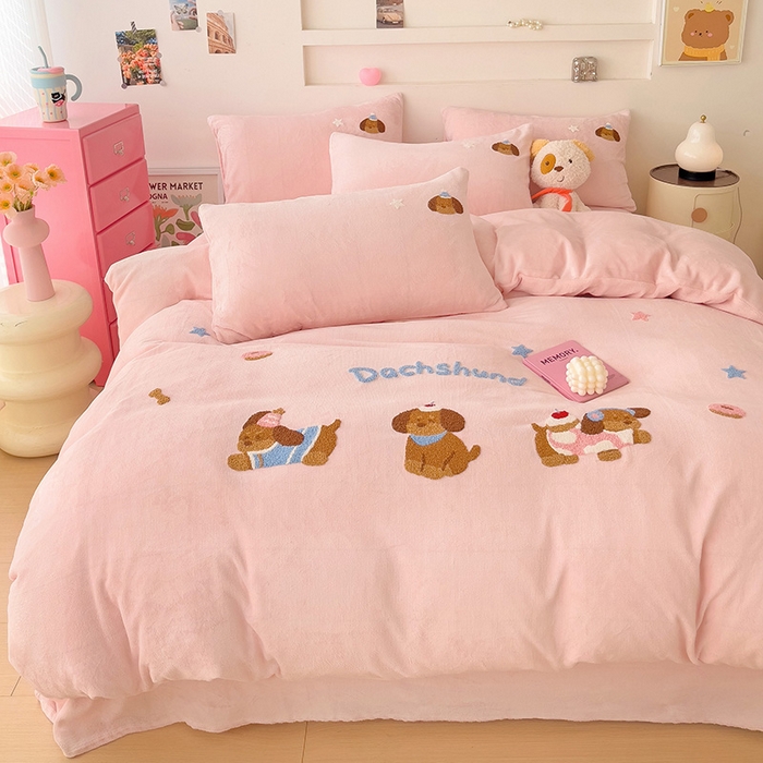 91家纺网 家纺一手货源 找家纺 梦之岛 2024新款牛奶绒卡通毛巾绣四件套腊肠狗 腊肠狗-粉