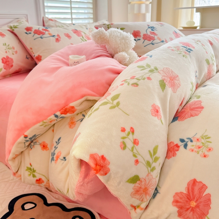 91家纺网 家纺一手货源 找家纺 简宜家居 2025新款牛奶绒印花四件套 清新粉黛