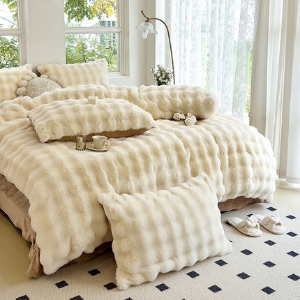 91家纺网 家纺一手货源 找家纺 24新款380克托卡斯仿皮草大泡泡8-9斤牛奶绒兔毛绒兔兔绒四件套 云雾白