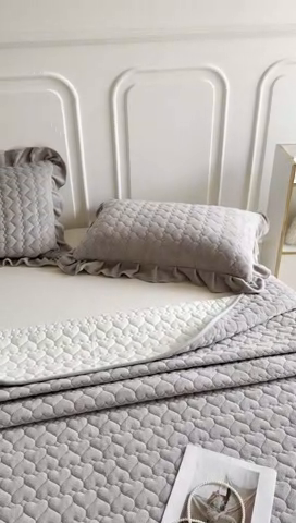 91家纺网 家纺一手货源 找家纺 美梦家纺 2024新款素色牛奶绒花边床盖系列 银河灰