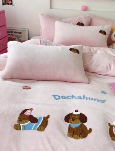 91家纺网 家纺一手货源 找家纺 梦之岛 2024新款牛奶绒卡通毛巾绣四件套腊肠狗 腊肠狗-粉