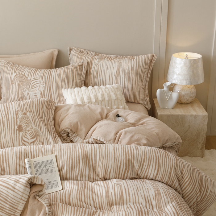 91家纺网 家纺一手货源 找家纺 卡派 2024新款轻奢肌理纹雕花工艺款230克加厚牛奶绒四件套（提供买家秀 ） 条纹斑马-咖