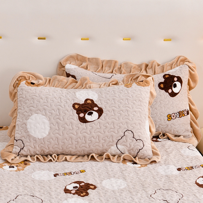 91家纺网 家纺一手货源 找家纺 民新家纺 2025新款牛奶绒印花夹棉床盖四件套 可爱小熊