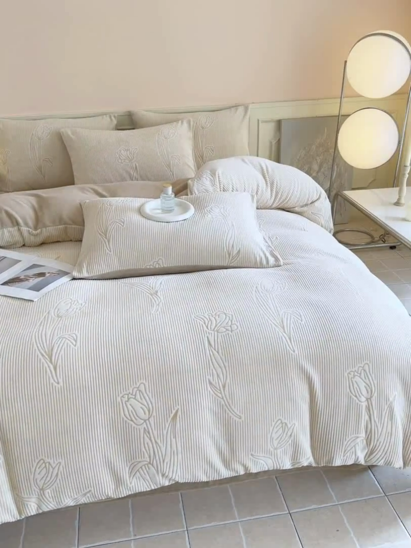 91家纺网 家纺一手货源 找家纺 大境 2024新款8斤A类230克牛奶绒提花烂花四件套床笠款床单款 郁见 米咖