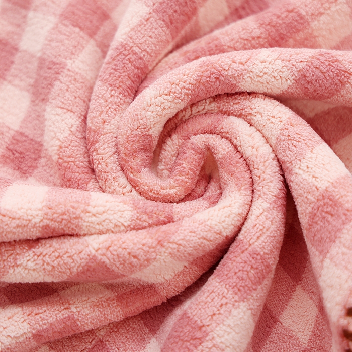 91家纺网 家纺一手货源 找家纺 朴尔家纺-毛巾被 2024新款毛巾绣勾边小格快乐鸭AB版珊瑚绒速吸速干毛巾浴巾 格子快乐鸭-粉毛巾