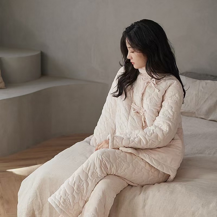 91家纺网 家纺一手货源 找家纺 洛兰沙家居馆 2024新款睡衣女秋冬季三层夹棉珊瑚绒加厚保暖两件套女士可外穿加绒家居服 白色