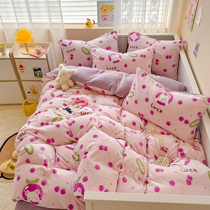 典曼家纺 2024新款A类印花牛奶绒雕花四件套 水果小熊