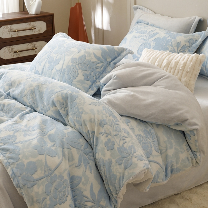 91家纺网 家纺一手货源 找家纺 卡派 2024新款轻奢肌理纹雕花工艺款230克加厚牛奶绒四件套（提供买家秀 ） 摇曳-蓝