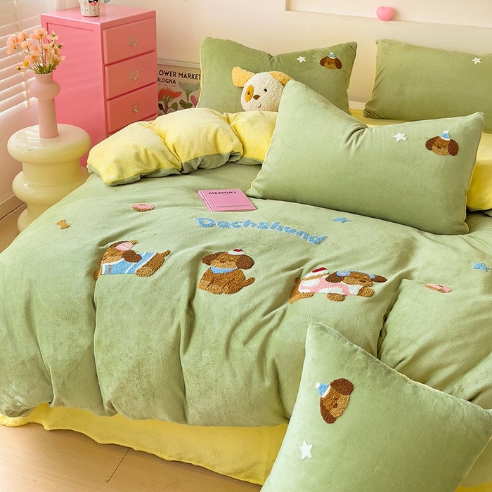 91家纺网 家纺一手货源 找家纺 梦之岛 2024新款牛奶绒卡通毛巾绣四件套腊肠狗 腊肠狗-黄绿