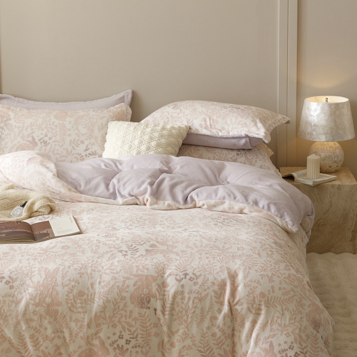 91家纺网 家纺一手货源 找家纺 卡派 2024新款轻奢肌理纹雕花工艺款230克加厚牛奶绒四件套（提供买家秀 ） 花园兔