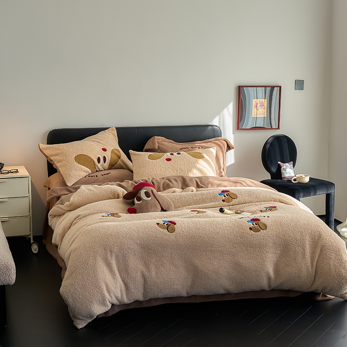 91家纺网 家纺一手货源 找家纺 2024新款蚂蚁绒卡通绣花四件套 班纳狗