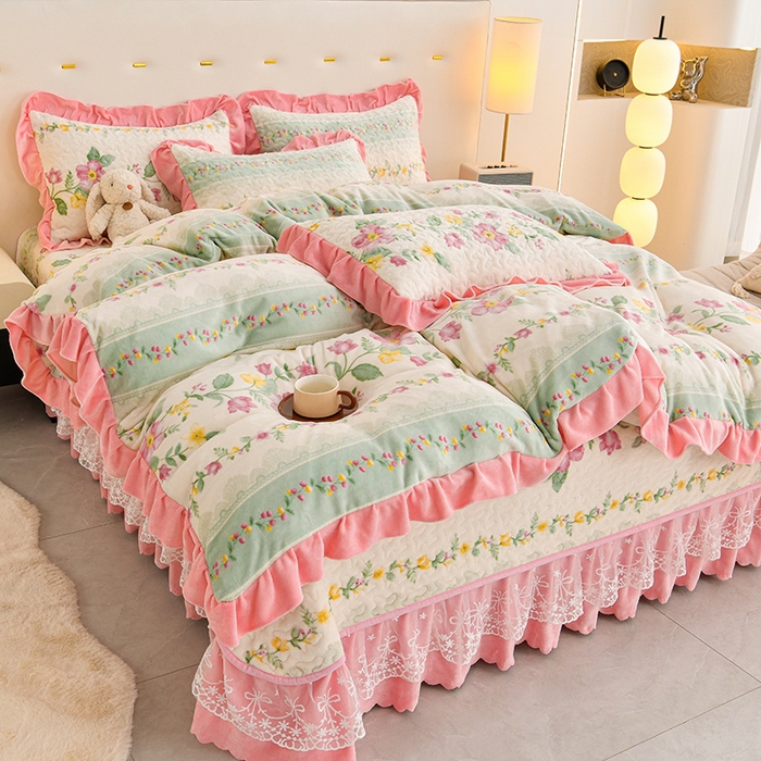 91家纺网 家纺一手货源 找家纺 民新家纺 2025新款牛奶绒印花夹棉床盖四件套 花香四溢-粉