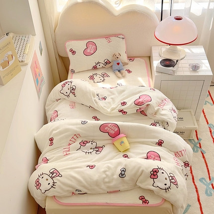 91家纺网 家纺一手货源 找家纺 希诺 2024新款儿童系列正版三丽鸥牛奶绒床垫牛奶绒被套多件套 爱心kt