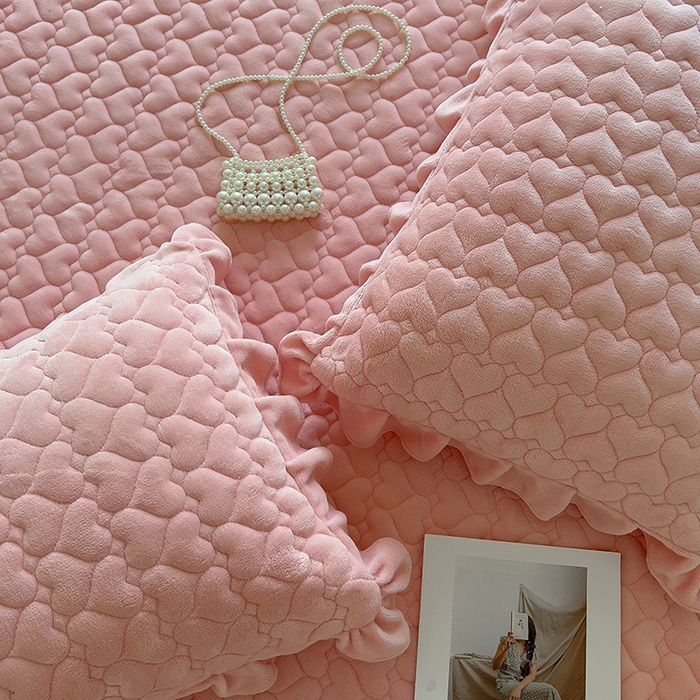 91家纺网 家纺一手货源 找家纺 美梦家纺 2024新款素色牛奶绒花边床盖系列 樱花粉