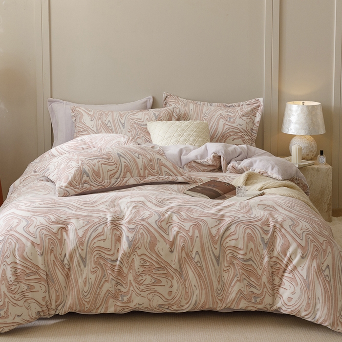 91家纺网 家纺一手货源 找家纺 卡派 2024新款轻奢肌理纹雕花工艺款230克加厚牛奶绒四件套（提供买家秀 ） 晕染-粉